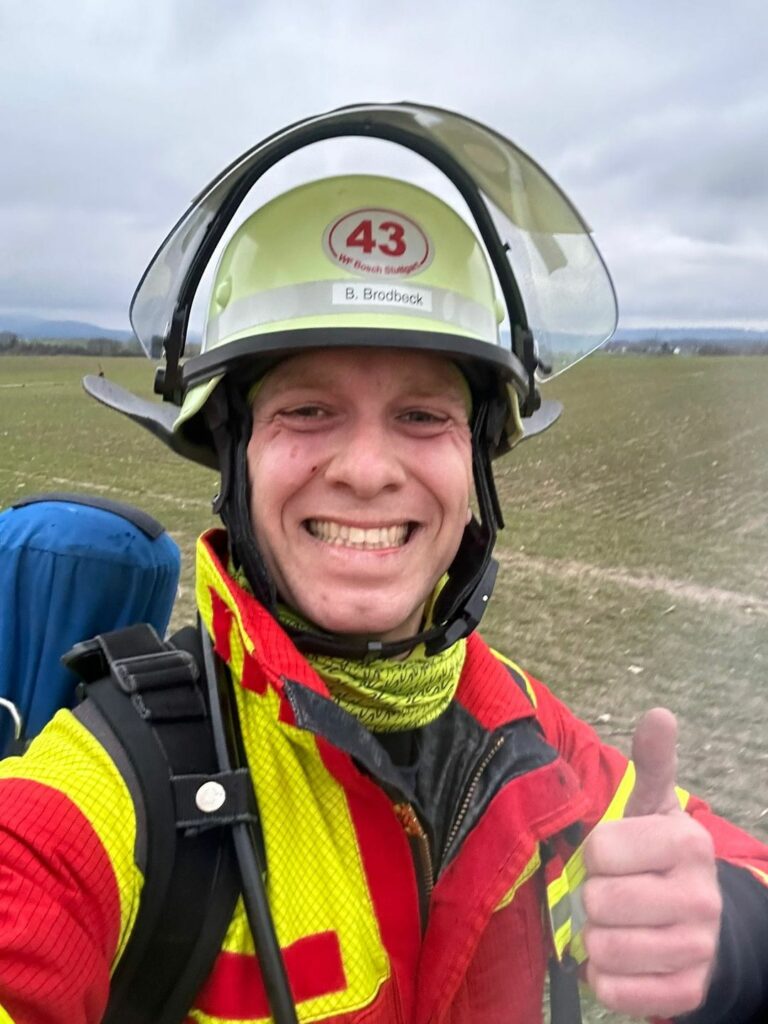 Ben Brodbeck umrundet die Insel Fehmarn in Feuerwehrschutzkleidung.
