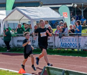 DSC_ 2605 Mann mit Kind beim 2 km Lauf