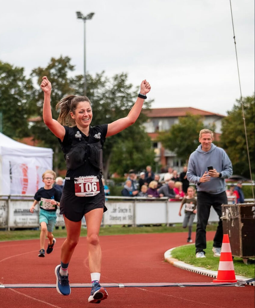 Janine Eichfelder im Ziel nach 85 km Ultralauf an der Ostsee